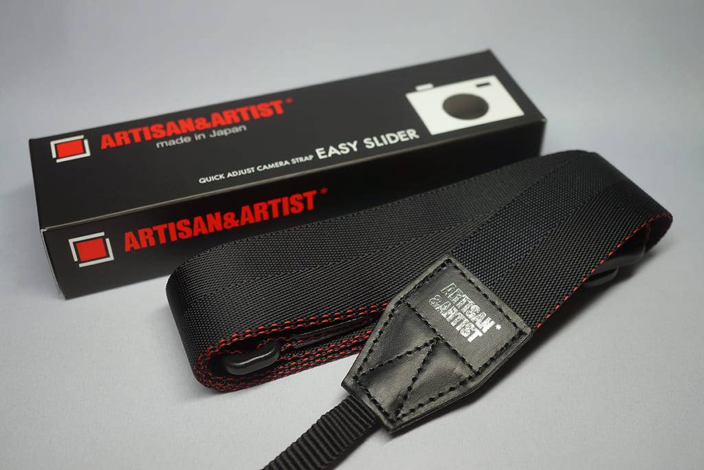 Dây đeo tay máy ảnh Artisan & Artist ACAM-E38 trong hộp đựng sang trọng với phụ kiện da thật cao cấp