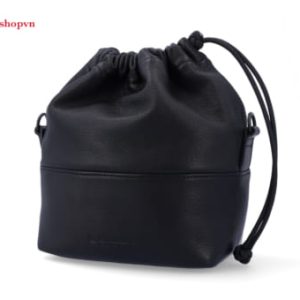 ACAM-CPL210 là một chiếc túi đeo chéo máy ảnh cao cấp làm từ da đen với bề mặt mịn màng, nắp túi có dây rút và dây đeo vai. Sản phẩm được trình bày trên nền trắng, có logo hình vuông màu đỏ và đen cùng dòng chữ #AAshopvn ở góc trên bên trái.