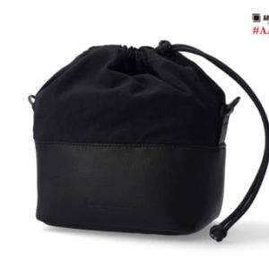 Túi đựng máy ảnh (Da & Vải) – ACAM-CP210 với phần trên bằng vải màu đen, đáy bằng da, dây rút đóng mở và dây đeo vai đơn trên nền trắng. Góc trên bên phải có logo màu đỏ và dòng chữ “#AAshopvn”.