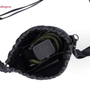 ACAM-CPL210 – Túi đeo chéo máy ảnh bằng da cao cấp là một chiếc túi đeo chéo bằng da màu đen nhỏ gọn, có phần miệng túi mở, để lộ các vật dụng như nắp ống kính máy ảnh và sợi dây màu xanh lá cây. Logo #AAshopvn màu đỏ và đen xuất hiện ở góc trên bên trái.