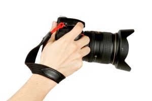 Dây đeo máy ảnh Artisan & Artist ACAM-P25H màu đỏ đeo trên tay nhiếp ảnh gia